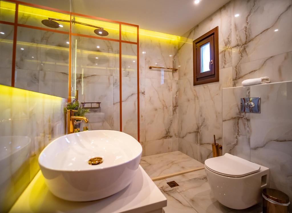 Kúpeľňa v ubytovaní Erofili Hotel & Suites