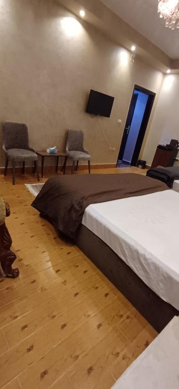 Postel nebo postele na pokoji v ubytování Yoya Hur Pyramids inn