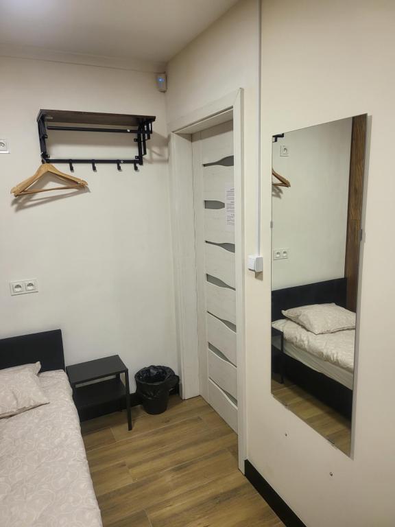 Postel nebo postele na pokoji v ubytování Rooms4Rest Bokserska - Private rooms for tourists - ATR Consulting Sp, z o,o,