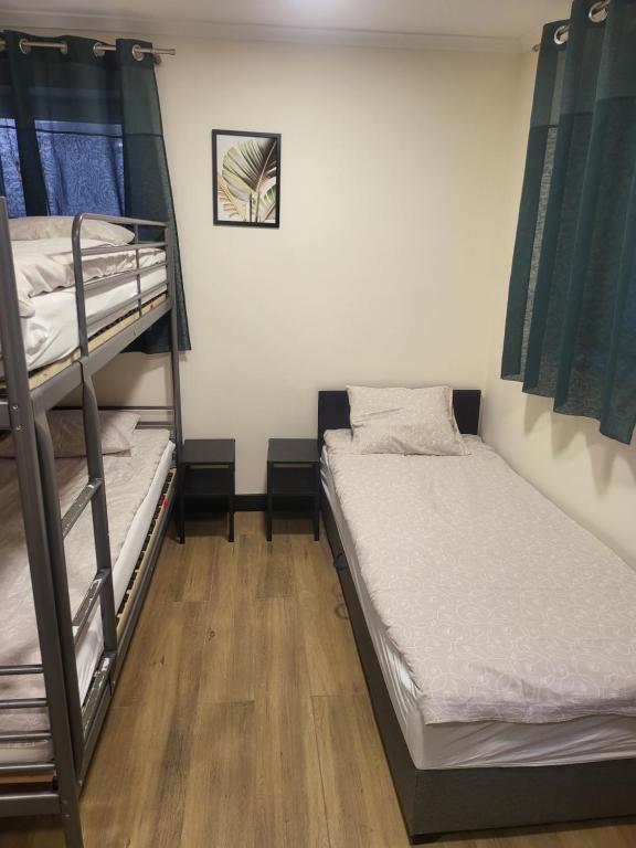 Postel nebo postele na pokoji v ubytování Rooms4Rest Bokserska - Private rooms for tourists - ATR Consulting Sp, z o,o,