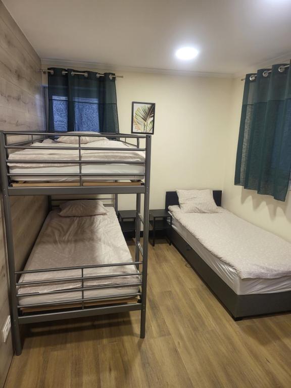 Postel nebo postele na pokoji v ubytování Rooms4Rest Bokserska - Private rooms for tourists - ATR Consulting Sp, z o,o,