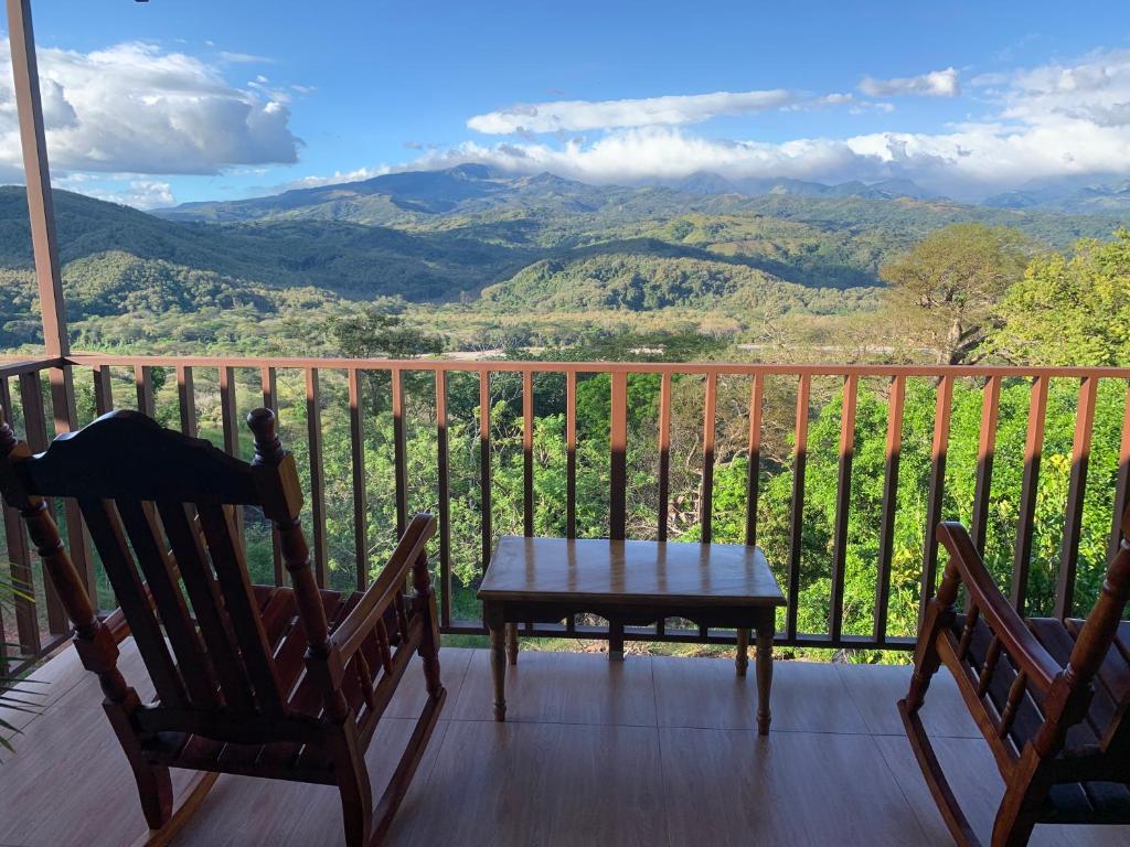 a table and two chairs on a balcony with mountains at Conectar con la naturaleza in Esparza