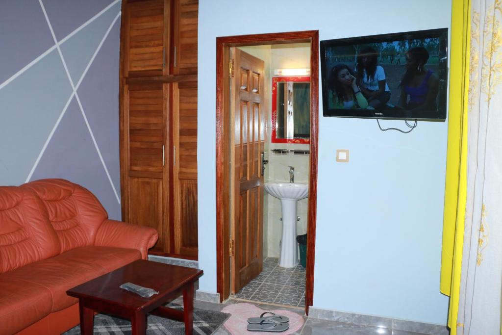 TV a/nebo společenská místnost v ubytování DEUDJUI HOTEL