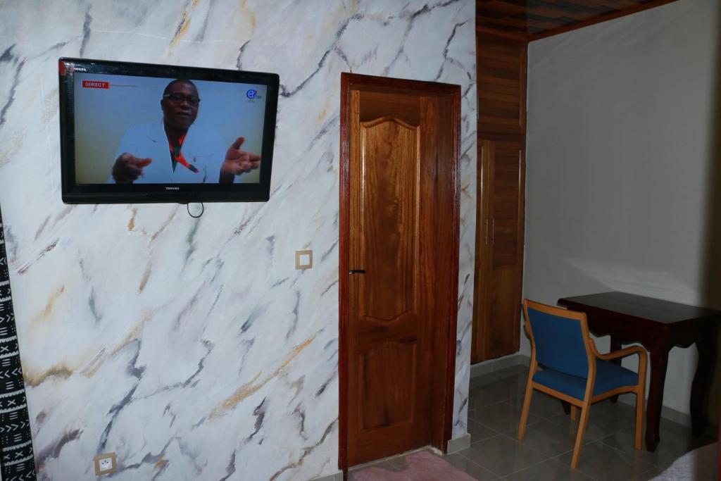 TV a/nebo společenská místnost v ubytování DEUDJUI HOTEL