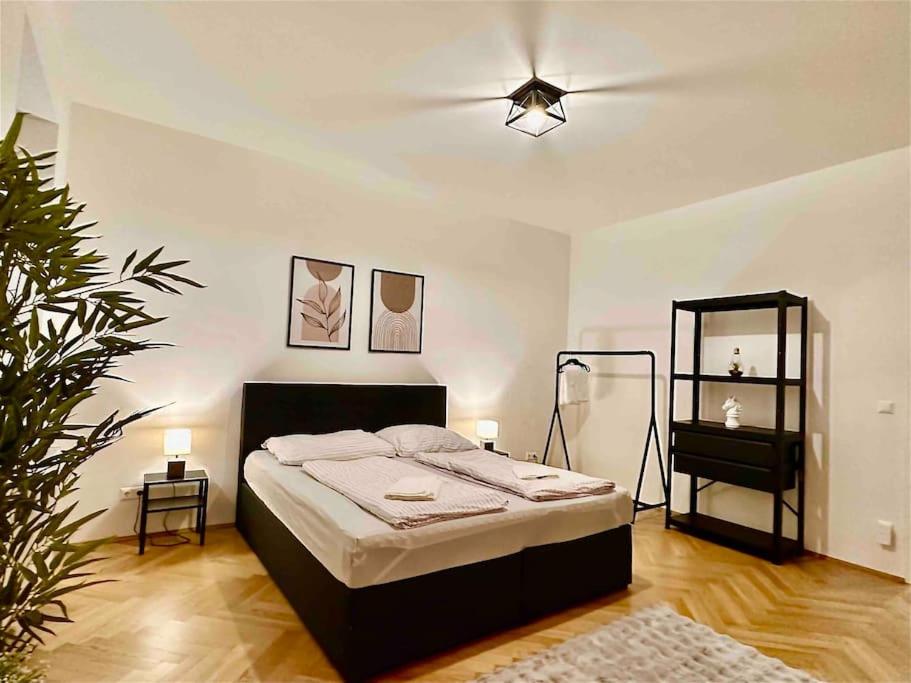 um quarto com uma cama e uma ventoinha de tecto em NEW!l! Exclusive Near Opera em Viena