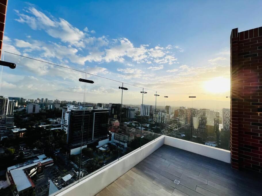 a balcony with a view of a city at Apartamento 2 Habitaciones, Edificio Airali, Zona 10, Miradolo in Guatemala