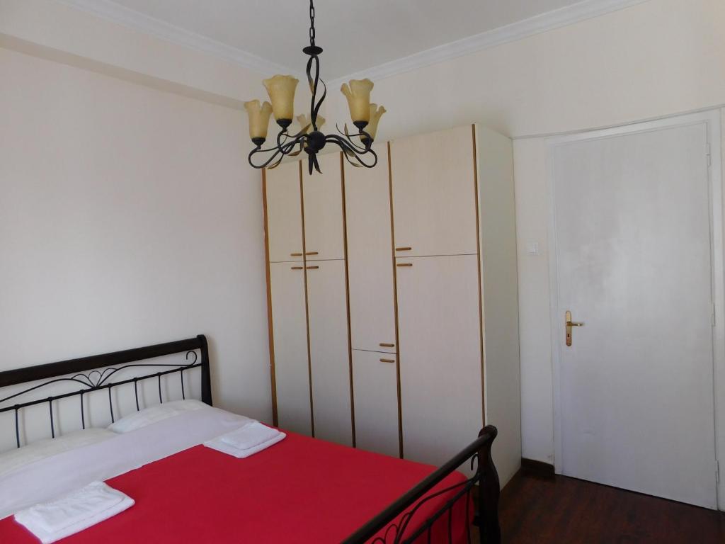 ハルキスにあるEfrosini's Suitesのベッドルーム1室(赤い毛布付きのベッド1台付)