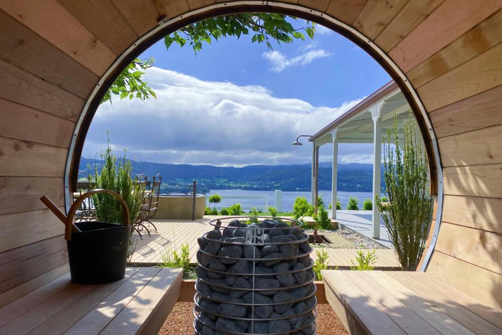 un arco en una casa con vistas al agua en Villa Talia Tasmania, en Wattle Grove