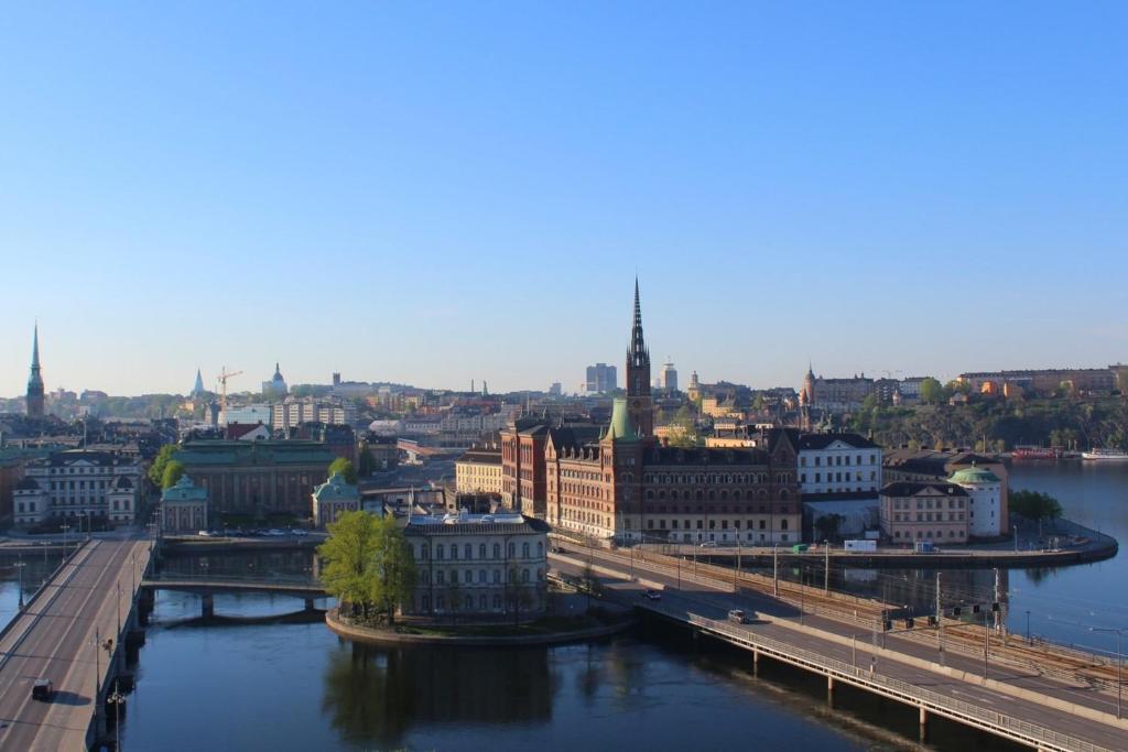 Blick auf eine Stadt mit Fluss und Brücke in der Unterkunft Sheraton Stockholm Hotel in Stockholm