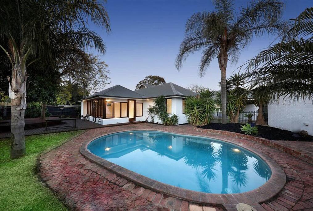 una piscina en el patio de una casa en luxury 5 bedrooms, Pool, Quiet, en Melbourne