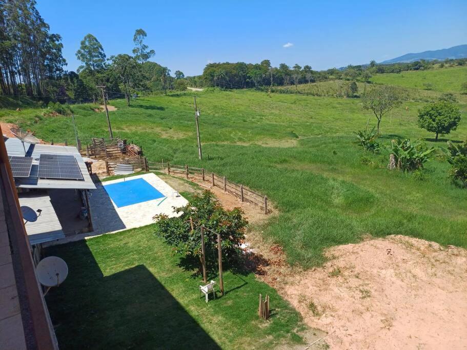 een luchtzicht op een tuin met een zwembad bij Casa de Campo Trevão - Queluzito in Conselheiro Lafaiete