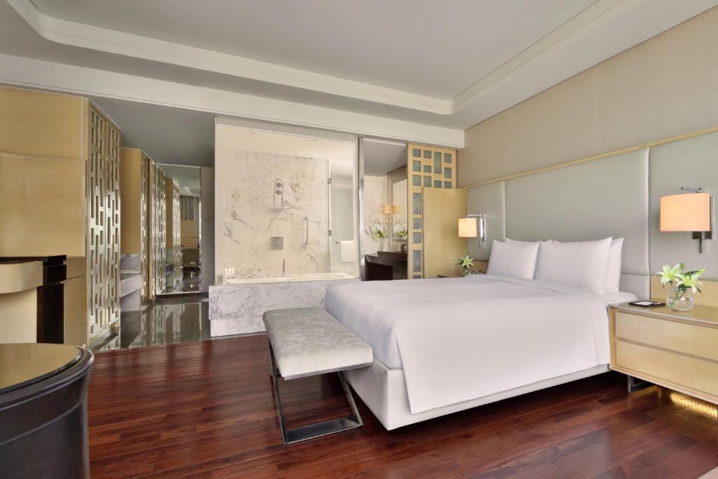 Postel nebo postele na pokoji v ubytování JW Marriott Hotel Chandigarh