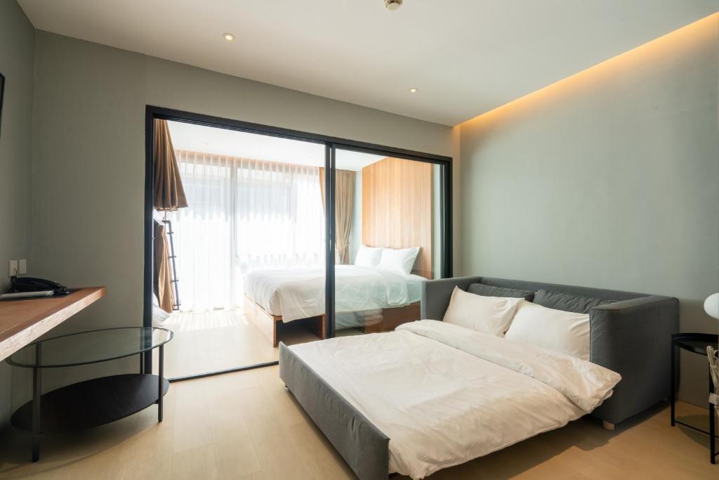 Postel nebo postele na pokoji v ubytování Woodstory Boutique Hotel