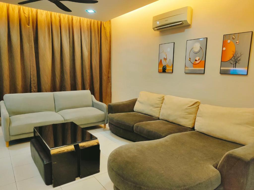 ein Wohnzimmer mit einem Sofa und einem Stuhl in der Unterkunft JB Tebrau Staycation City Walk Within 6 mins to Ikea Toppen & AEON Mall in Johor Bahru