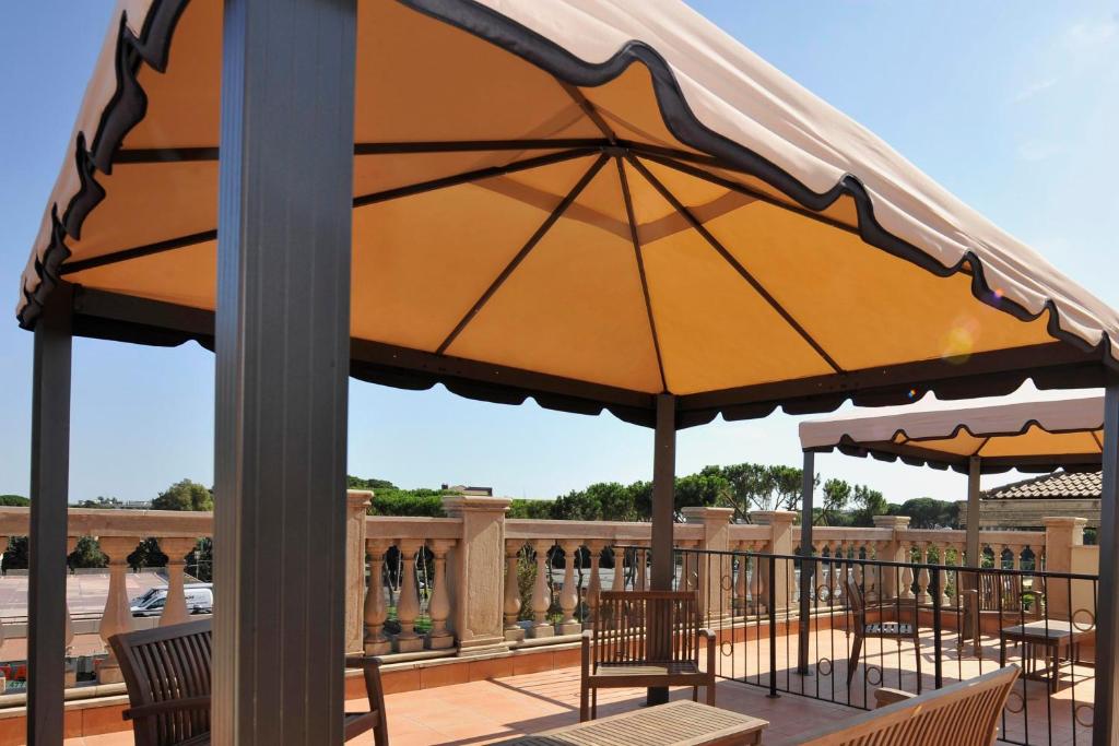 A balcony or terrace at Aurelius Art Gallery Hotel