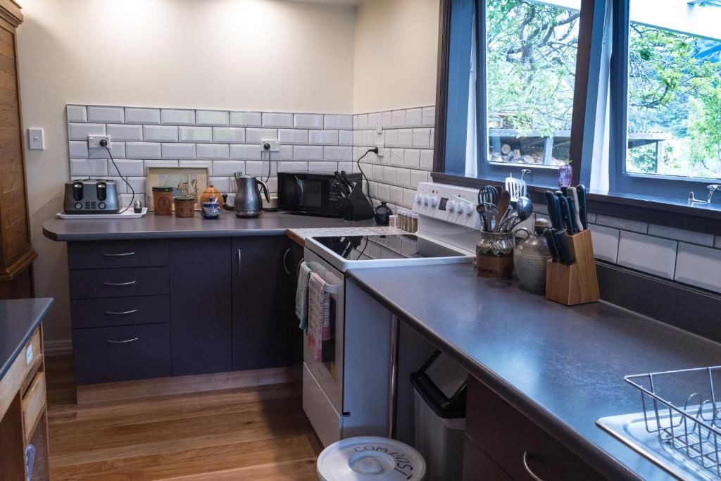 Kuchyň nebo kuchyňský kout v ubytování Halfmoon Cottage