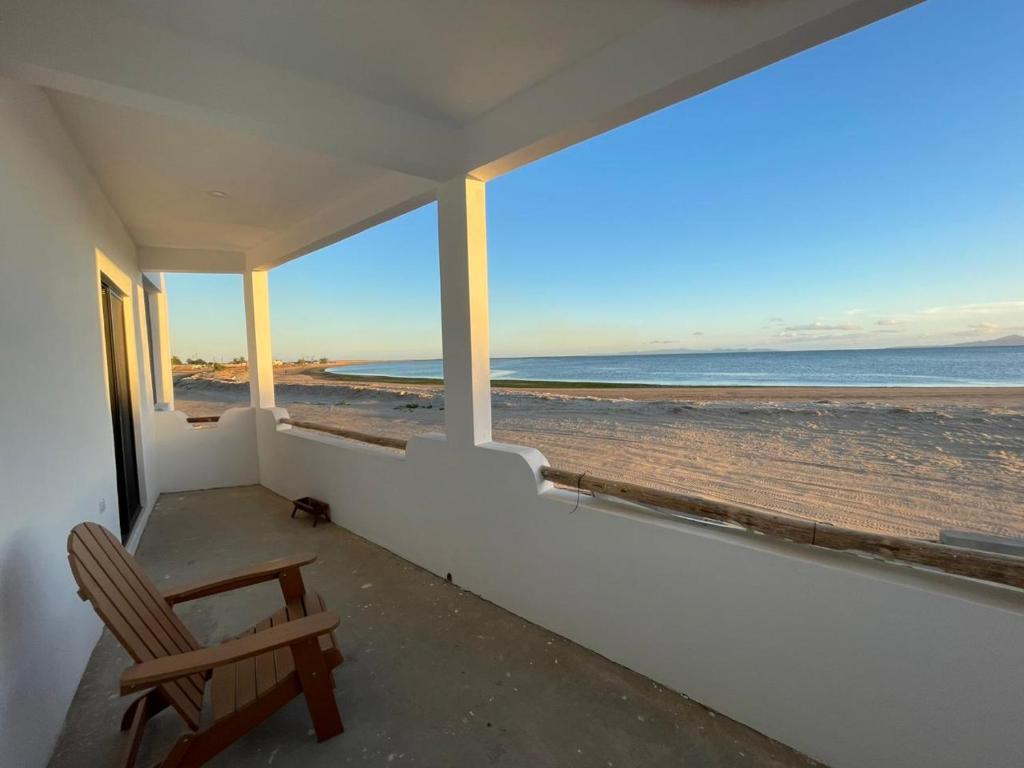 una sedia seduta su un balcone affacciato sulla spiaggia di Hotel Vista Mag-Bay a San Carlos