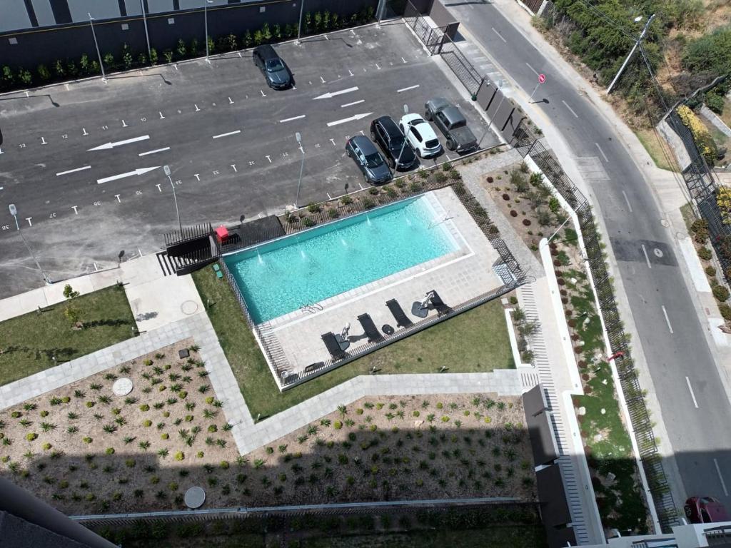 una vista sul tetto di un parcheggio con piscina di Grato y nuevo departamento a Quilpué