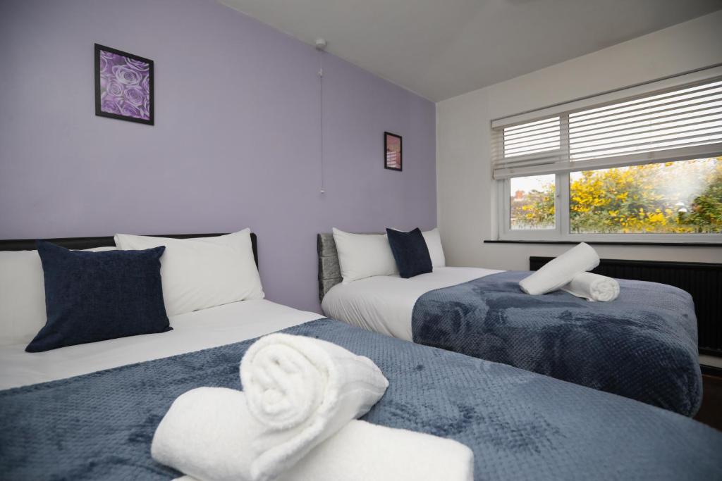 拉夫堡的住宿－Contractors - Relocators - Family，一间卧室配有两张带毛巾的床