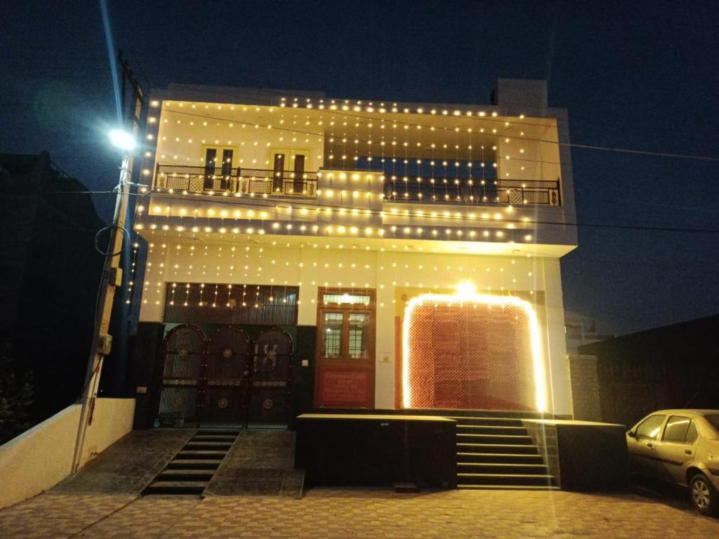 un edificio con luces encendidas por la noche en Salasar Sadan, en Bikaner