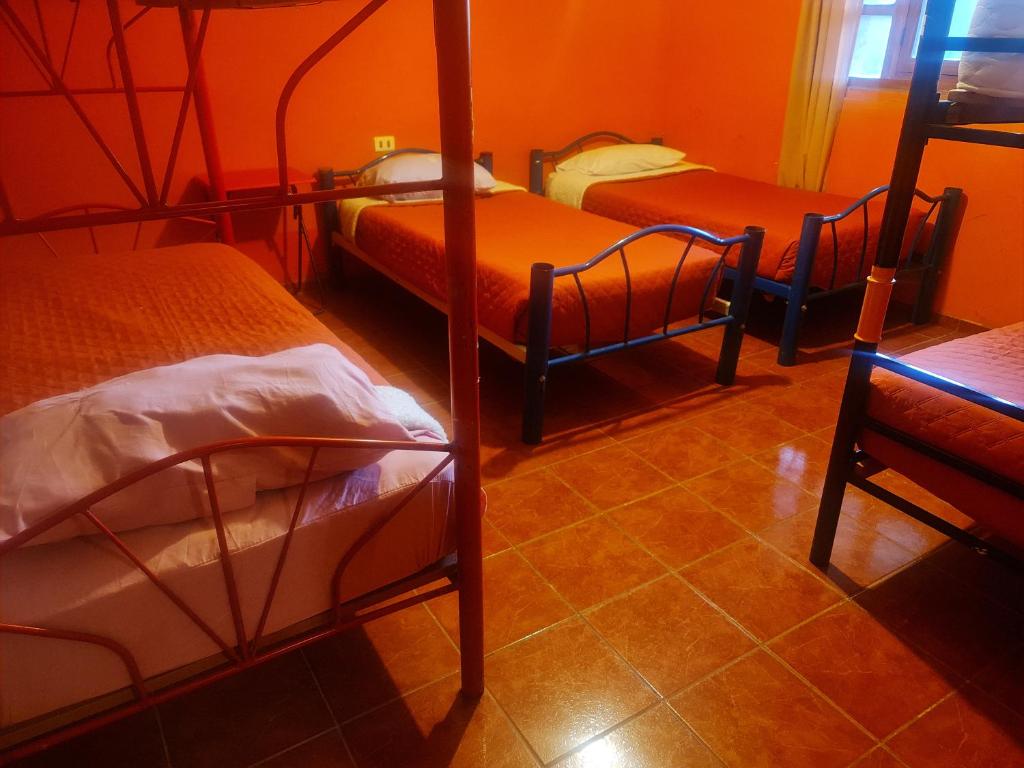 Cette chambre comprend 3 lits superposés. dans l'établissement Hostal el rancho, à San Pedro de Atacama
