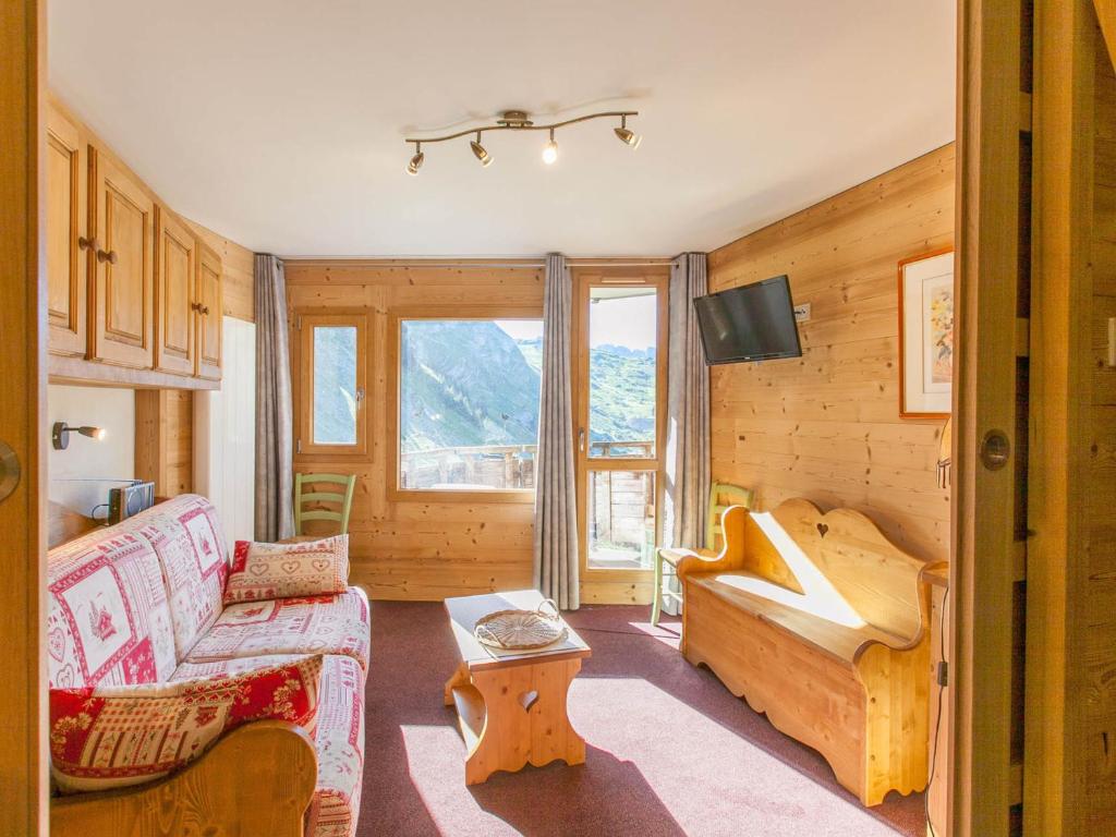 un salon avec un canapé et une table dans l'établissement Studio rénové 4 pers avec balcon, centre station, proche commerces et pistes - FR-1-314-236, à Morzine