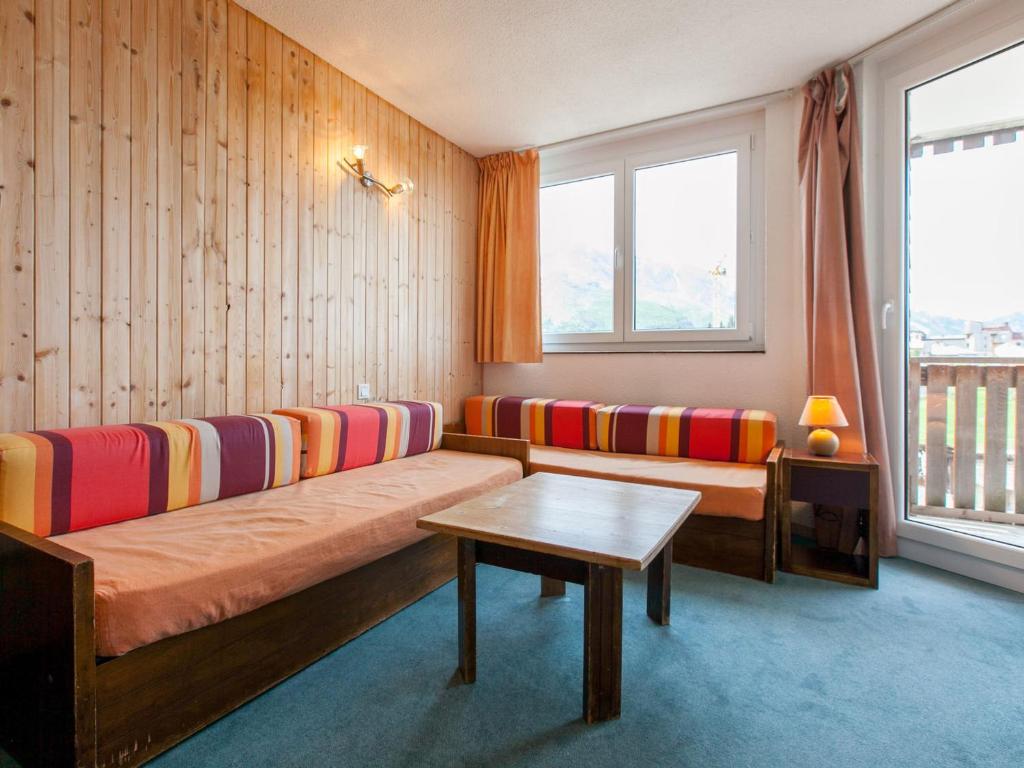 un salon avec un canapé et une table dans l'établissement Charmant 2P, 5 pers, balcon sud au cœur d'Avoriaz, accès facile aux pistes et commerces - FR-1-314-257, à Morzine