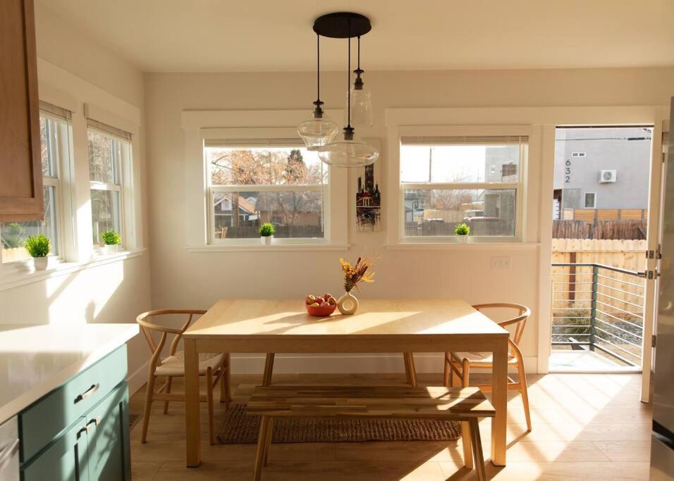 cocina con mesa, sillas y ventanas en Reno's Biggest Little House - Cozy Home Theatre en Reno