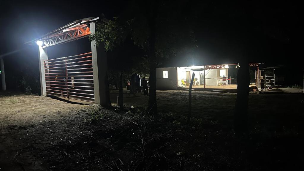 ein nachts beleuchtetes Gebäude mit einem Gebäude in der Unterkunft Finca Ojo de Agua in León