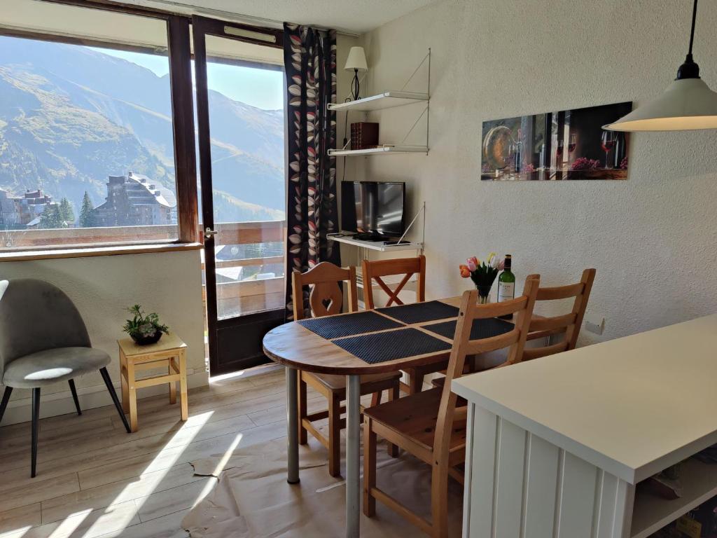 a kitchen and dining room with a table and chairs at Studio Avoriaz, 1 pièce, 4 personnes - FR-1-314-276 in Morzine