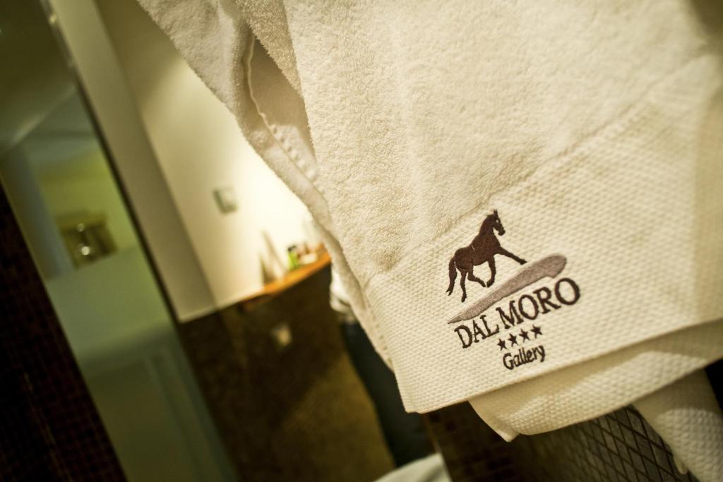 Um certificado, prêmio, placa ou outro documento exibido em Dal Moro Gallery Hotel