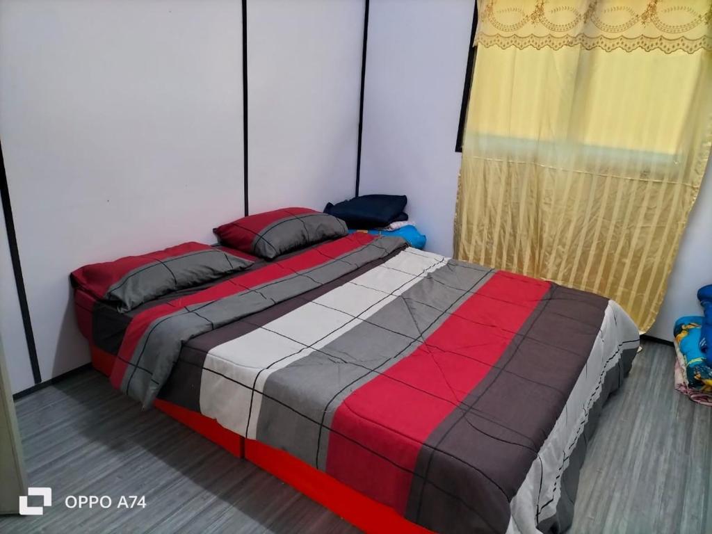 een slaapkamer met een groot bed in een kamer bij Inap Desa Hajah Yani, Kg Olak Lempit in Banting