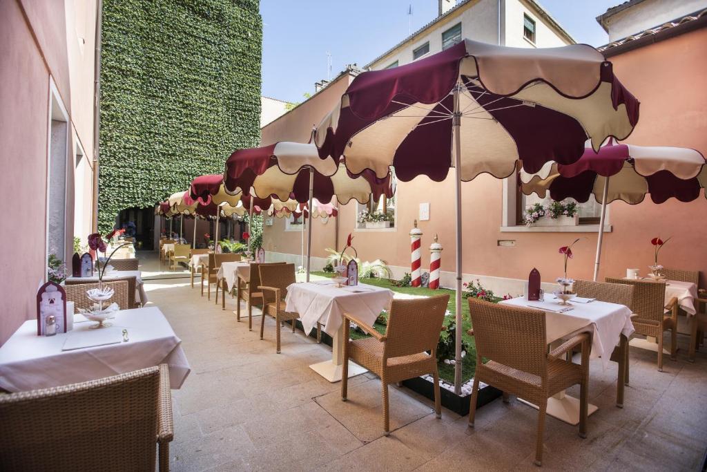 Restauracja lub miejsce do jedzenia w obiekcie Ai Mori d'Oriente