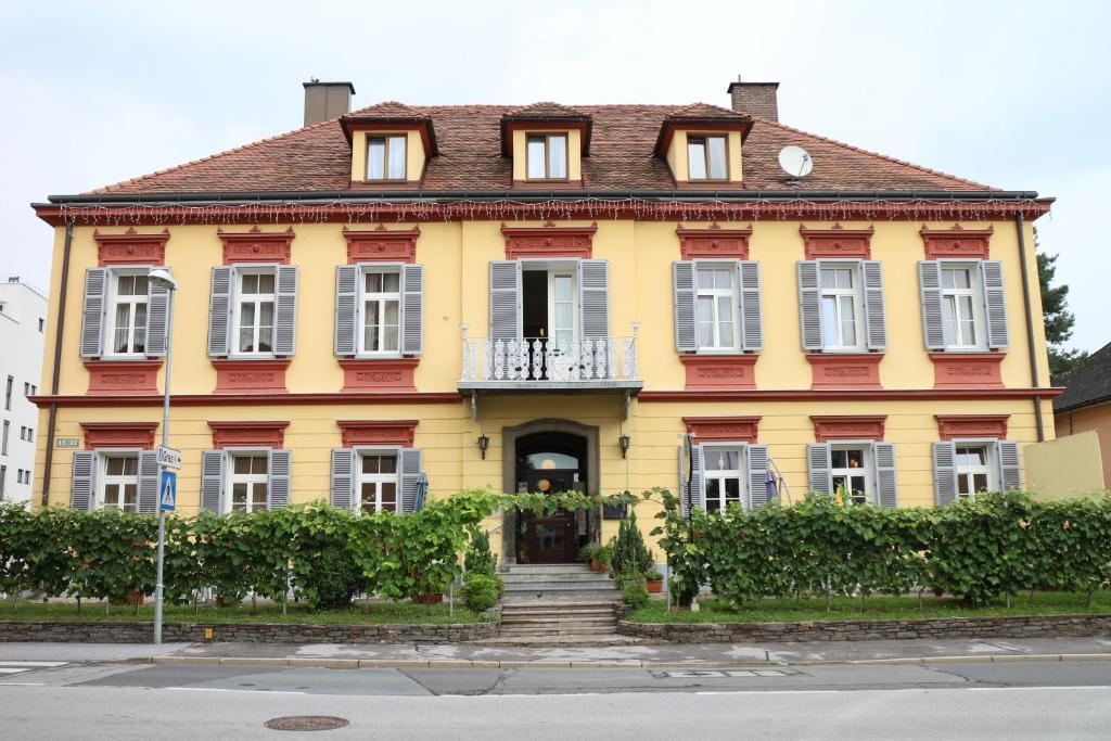 The building in which a vendégházakat is located