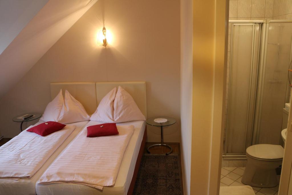 A bed or beds in a room at Privatpension Lang