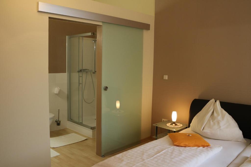 A bathroom at Privatpension Lang