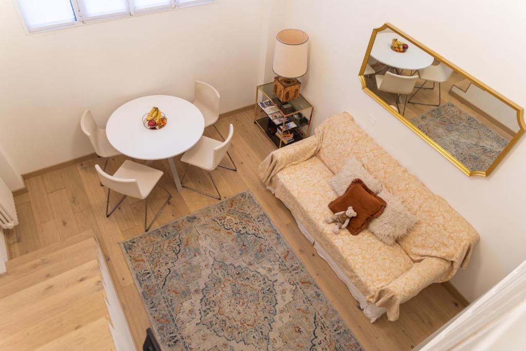 una vista dall'alto di un soggiorno con un divano e un tavolo di !Subway to Duomo! Modern loft with AC and free wifi a Milano