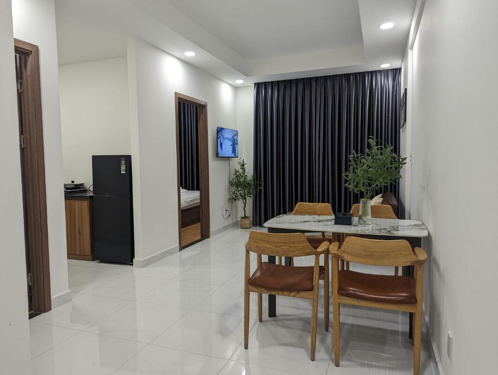 - une salle à manger avec une table et des chaises dans l'établissement A cozy full service Osimi Apart- hosted by Minh Hai Resort, à Phú Mỹ