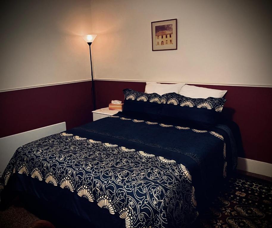 ein Hotelzimmer mit einem Bett und einer Lampe in der Unterkunft St Andrew's Inn in Conara Junction