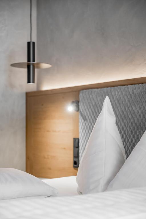 Postel nebo postele na pokoji v ubytování tilia living - b&b mit dem Komfort eines kleinen, feinen Hotels