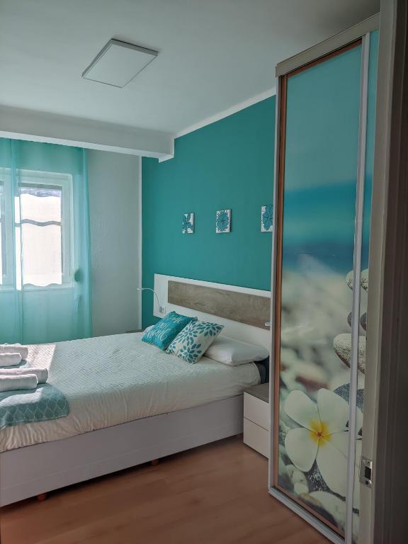 1 dormitorio con paredes azules y 1 cama con espejo en TURQUESA CENTRO, en Soria