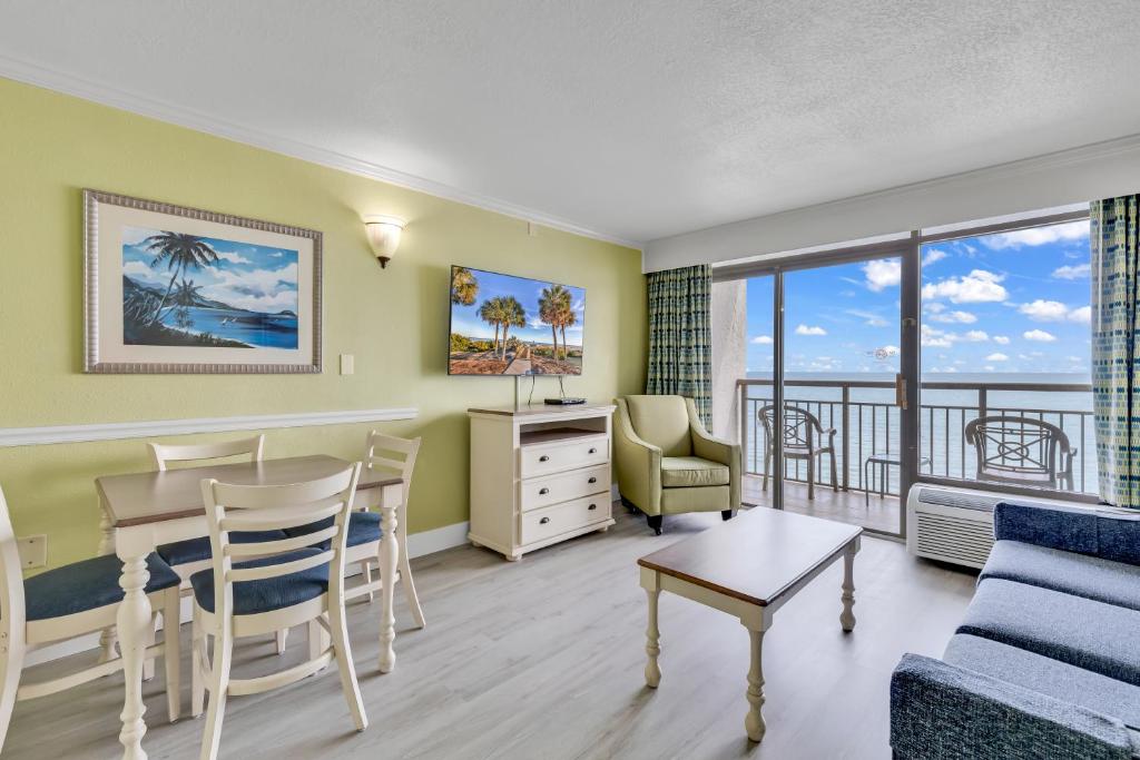 Posezení v ubytování Ocean-front Condo with Pools, Lazy River and Water Park