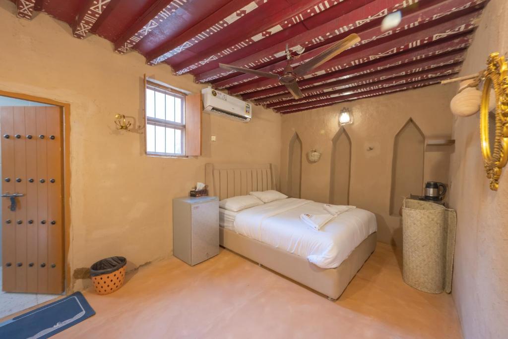 Postel nebo postele na pokoji v ubytování بيت نُزل السلام التراثي Bait Salam Inn