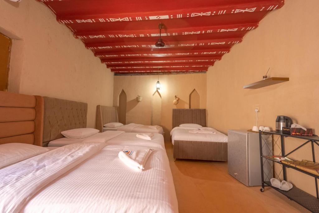 Postel nebo postele na pokoji v ubytování بيت نُزل السلام التراثي Bait Salam Inn