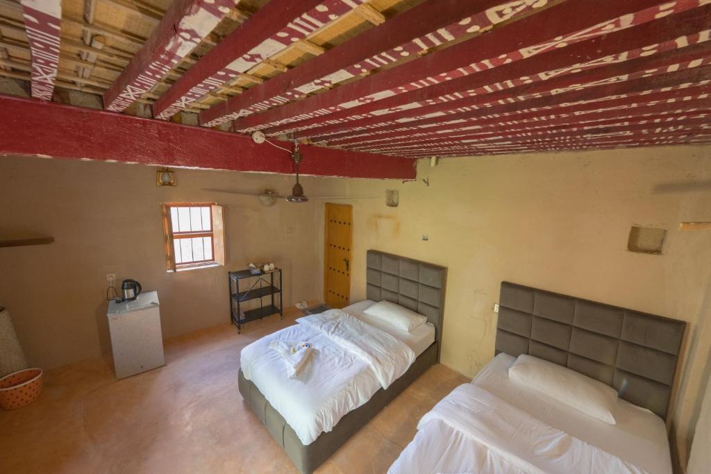 Postel nebo postele na pokoji v ubytování بيت نُزل السلام التراثي Bait Salam Inn
