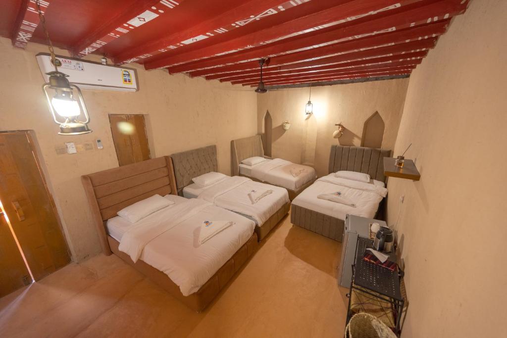 Postel nebo postele na pokoji v ubytování بيت نُزل السلام التراثي Bait Salam Inn