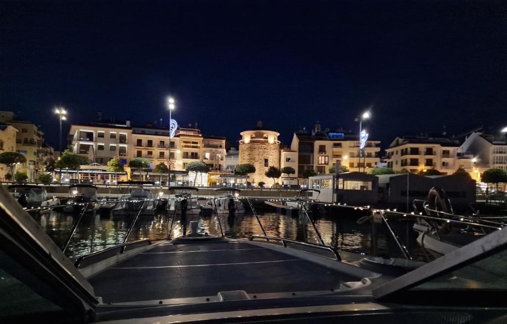 vista su un porto turistico di notte con edifici di Barco en Cambrils a Cambrils
