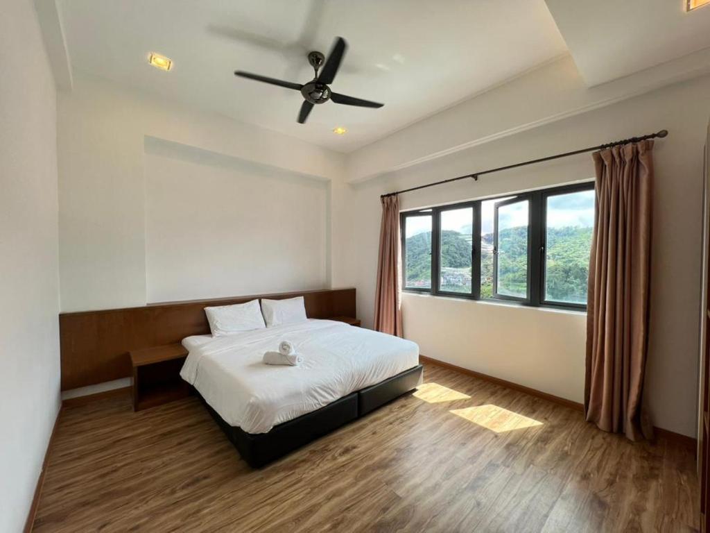 a bedroom with a bed and a ceiling fan at Delisha 2 Homestaymuslim's 3R2B The Retreat Nova Kae Farm in Brinchang