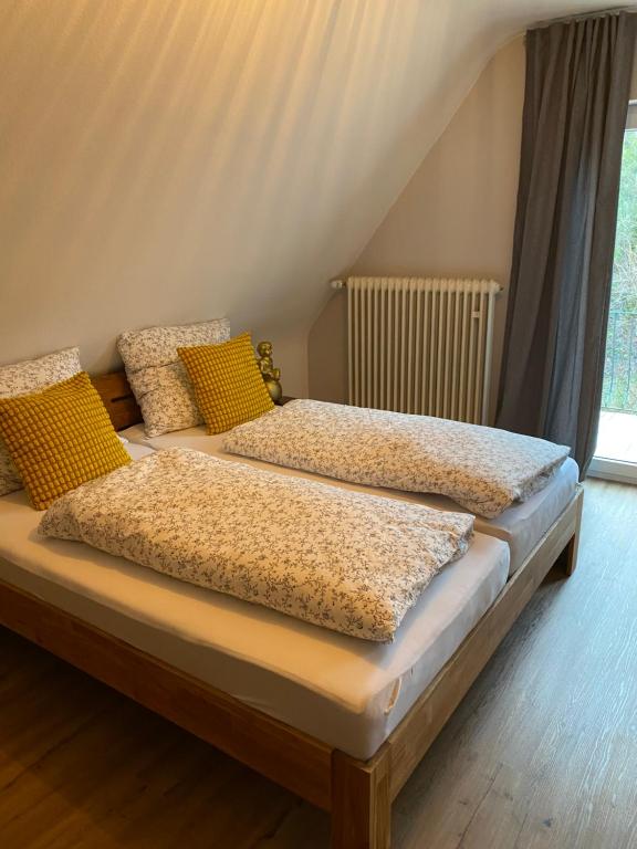 two beds sitting next to each other in a room at Ferienwohnung Rebblick in Müllheim