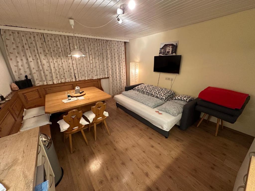 Televízia a/alebo spoločenská miestnosť v ubytovaní Altenmarkter Hof